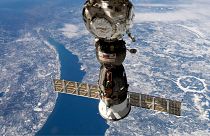عکس منتشر شده توسط آژانس فضایی روسکوسموس نشان می‌دهد که یک فضاپیمای روسی در ایستگاه فضایی بین‌المللی لنگر انداخته است. فوریه ۲۰۲۳