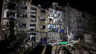 Спасителите работят близо до повредена жилищна сграда след руски ракетни удари в Покровск, Донецка област, на фона на руската инвазия в Украйна.