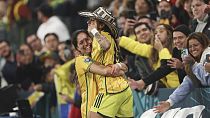 La colombiana Diana Ospina García, izquierda, y la colombiana Carolina Arias celebran su victoria en la Copa Mundial Femenina de Fútbol contra Jamaica