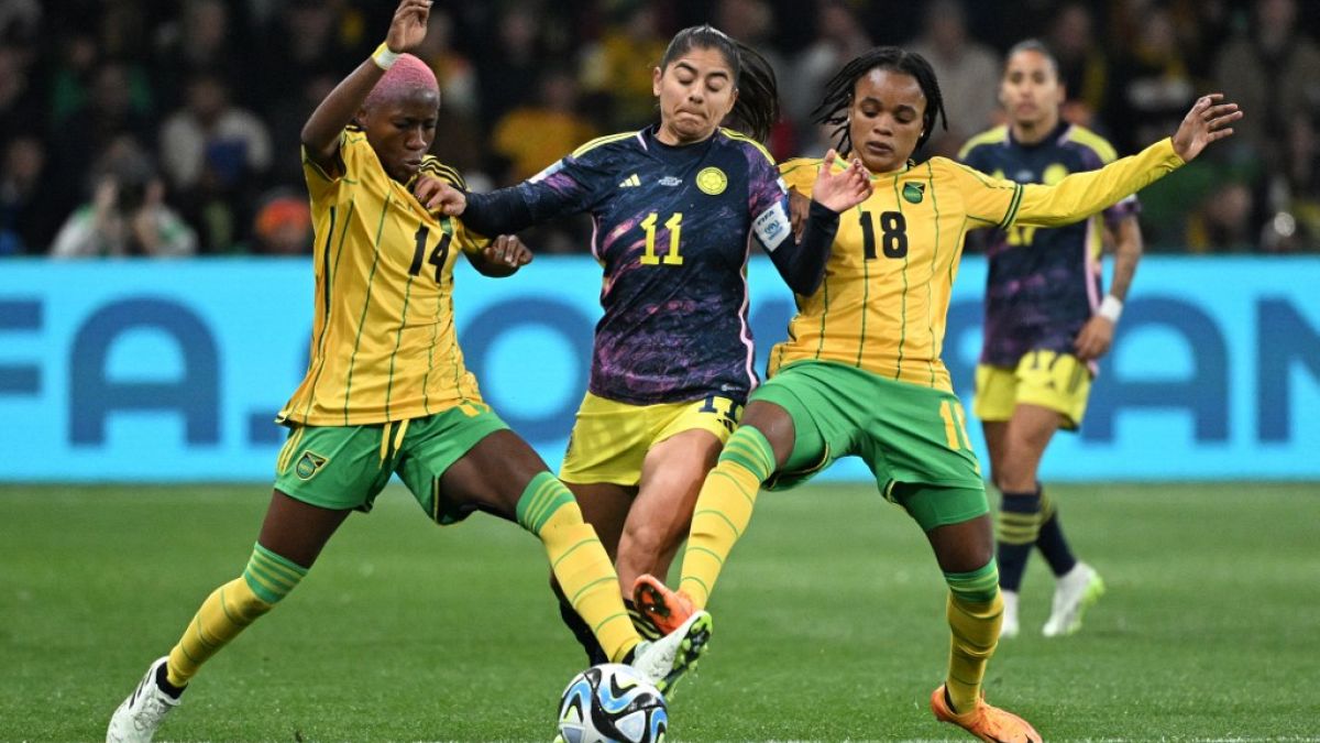 Colombiana Catalina Usme disputa a bola com as jamaicanas Deneisha Blackwood e Trudi Carter durante o jogo dos oitavos de final do Campeonato do Mundo Feminino de 2023