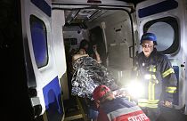 Socorristas transportam uma pessoa ferida na sequência dos ataques a Pokrovsk para dentro de uma ambulância, Donetsk, Ucrânia