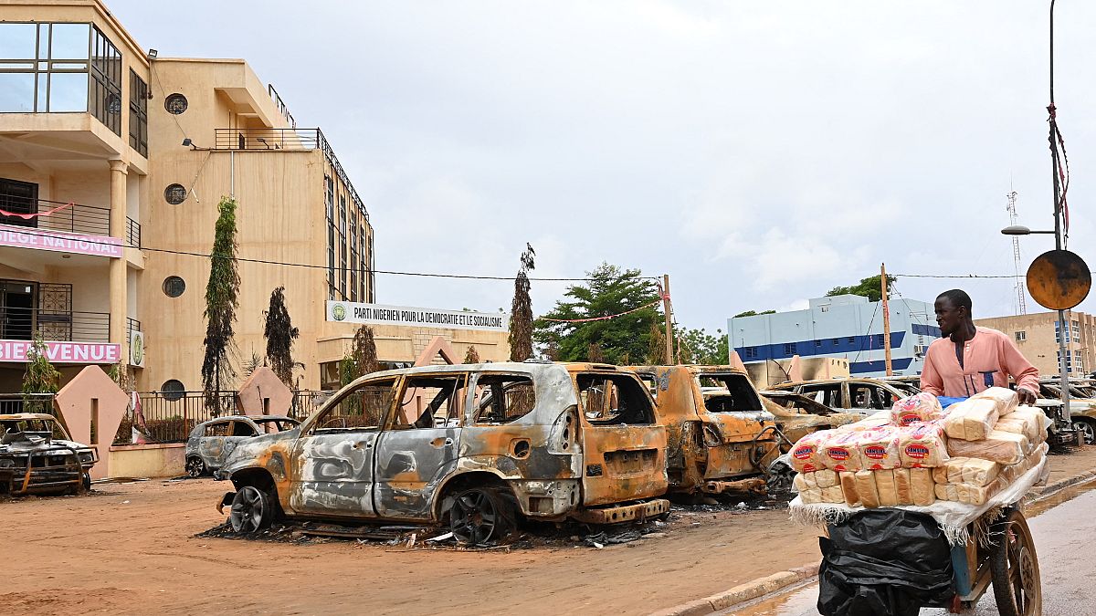 Сгоревшие машины у резиденции президента Нигера в Ниамее