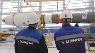 Trabajadores rusos observan el cohete que enviará el Luna-25 al espacio