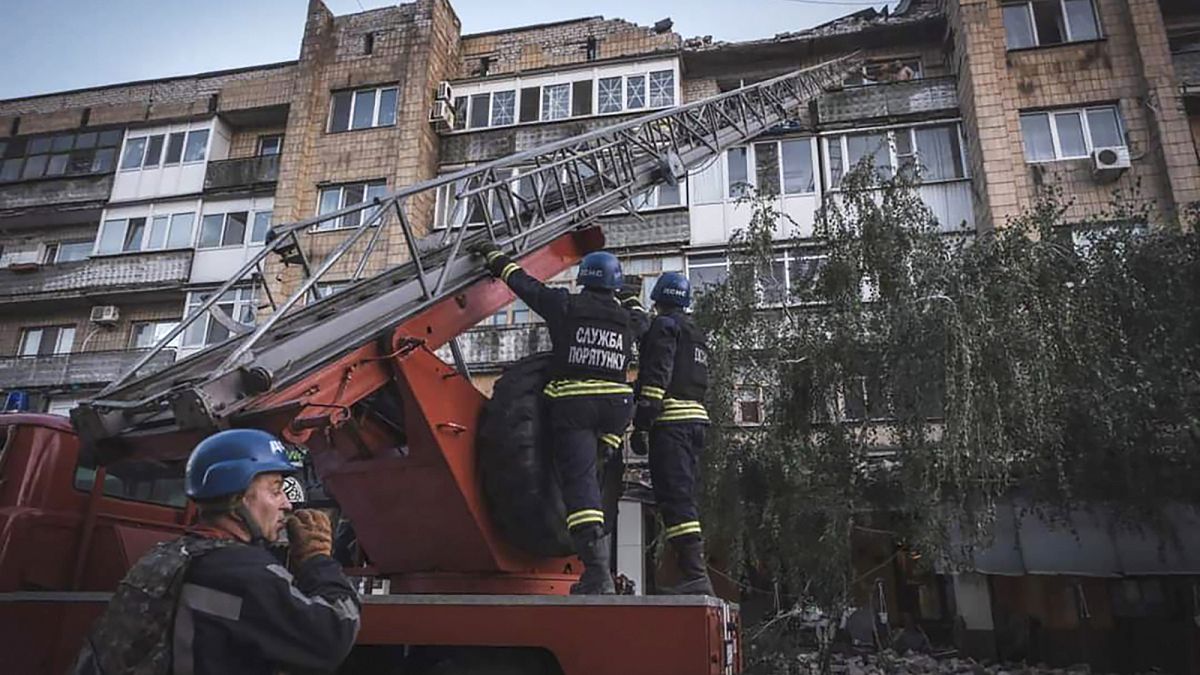 Ukraynalı ekipler arama kurtarma çalışması yapıyor