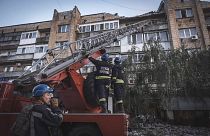 Ukraynalı ekipler arama kurtarma çalışması yapıyor