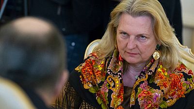 Sie tanzte mit Putin: Karin Kneissl schwärmt vom Landleben in Russland | Euronews