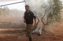 مقاتلو المعارضة السورية يطلقون نيران المدفعية على القوات الموالية للحكومة من موقع في شمال غرب محافظة إدلب، في 6 نوفمبر / تشرين الثاني 2022