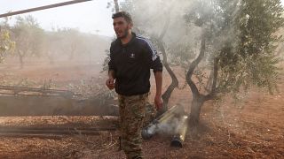 مقاتلو المعارضة السورية يطلقون نيران المدفعية على القوات الموالية للحكومة من موقع في شمال غرب محافظة إدلب، في 6 نوفمبر / تشرين الثاني 2022 