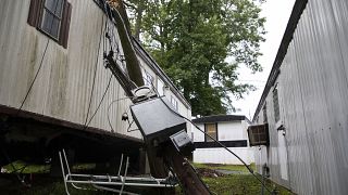  سقوط شجرة على منزل في الولايات المتحدة جراء العواصف والأمطار