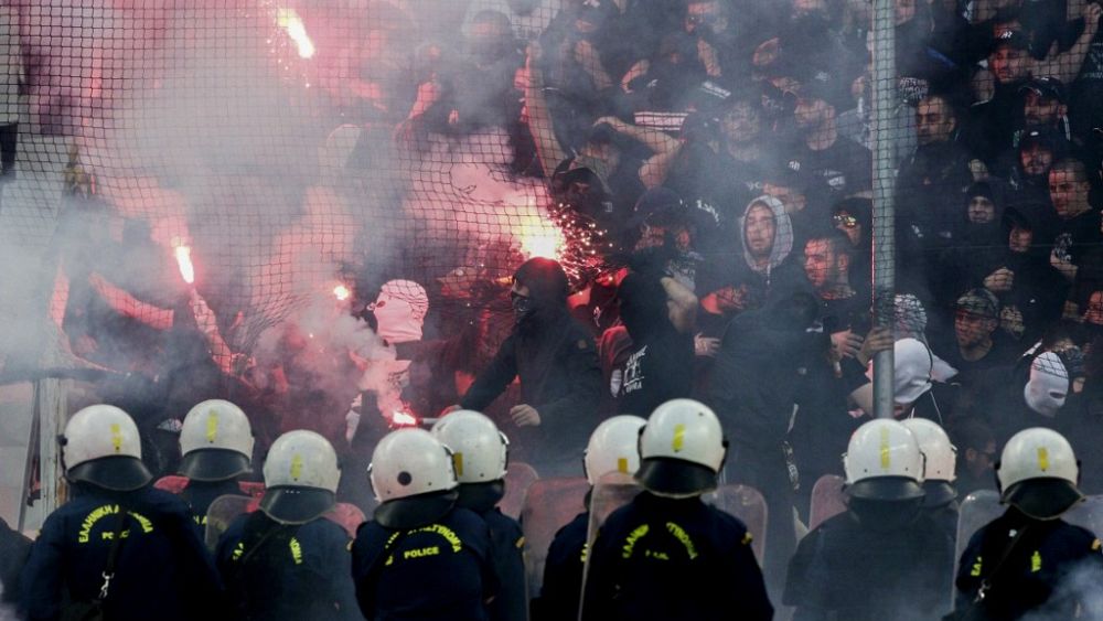 Нощ на хаос: Намушквания, сбивания и арести помрачиха футболния мач на Гърция Хърватия в Атина