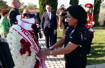 A grúz elnök az elesettek emlékműve előtt tiszteleg