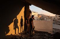 رجال يتفقدون بقايا منزل هدمه جنود الاحتلال في مخيم عسكر للاجئين الفلسطينيين شرق مدينة نابلس بالضفة الغربية المحتلة، يوم 8 أغسطس 2023.