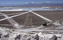 Un camión circula por la mina de litio Albermarle, en el desierto chileno de Atacama, el lunes 17 de abril de 2023.