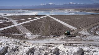 Um camião passa pela mina de lítio de Albermarle, no deserto de Atacama, no Chile, segunda-feira, 17 de abril de 2023.
