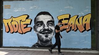 صورة لمشجع كرة القدم الراحل ألكيس كامبانوس، بالقرب من المكان الذي قُتل فيه على يد مثيري الشغب الشباب، في ثيسالونيكي، في 12 يوليو 2023.