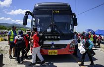 Участники слёта скаутов в Южной Корее садятся в автобусы, предназначенные для их эвакуации
