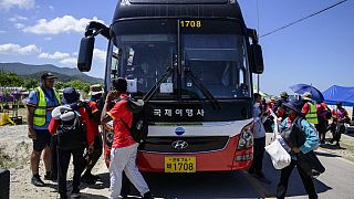 Участники слёта скаутов в Южной Корее садятся в автобусы, предназначенные для их эвакуации