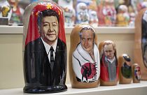 Az orosz és a kínai elnököt ábrázoló matrioskák egy moszkvai szuvenírboltban