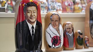 Az orosz és a kínai elnököt ábrázoló matrioskák egy moszkvai szuvenírboltban