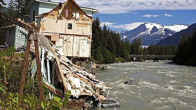 سیل در آلاسکار و فروریختن خانه‌ها در رودخانه