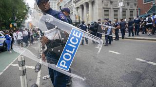 ضباط الشرطة الأميركية يشكلون حاجزاً من أجل إخلاء ميدان الإتحاد في نيويورك