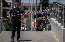 Des experts de la police grecque recherchent des preuves devant l'OPAP Arena de l'AEK Athènes le 8 août 2023 après qu'un fan de football grec a été poignardé à mort.