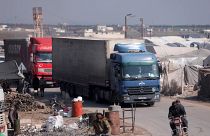 قافلة شاحنات من منظمة أطباء بلا حدود تحمل مساعدات لضحايا الزلزال بريف الجنديريس شمال غرب سوريا، في 19 شباط 2023.