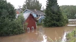 Ház félig vízben a norvégiai Gran településen (Innlandet megye) 2023. augusztus 8-án   