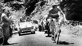 Le cycliste espagnol Federico Bahamontes monte la côte lors de la 15e étape du Tour de France, entre Lunchon et Toulouse, le 11 juillet 1958.