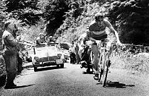 Le cycliste espagnol Federico Bahamontes monte la côte lors de la 15e étape du Tour de France, entre Lunchon et Toulouse, le 11 juillet 1958.