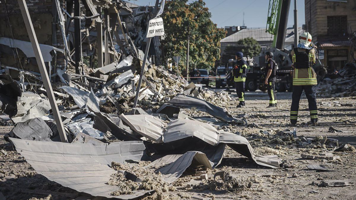 عمال الإنقاذ أمام المباني المتضررة في مدينة بوكروفسك الأوكرانية بعد القصف الروسي