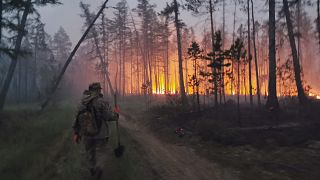 متطوع يكافح الحرائق في جمهورية ساخا التي تعرف أيضاً باسم ياكوتيا في روسيا