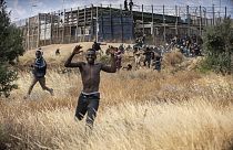Migranten laufen auf spanischem Boden, nachdem sie die Zäune, die die spanische Enklave Melilla von Marokko trennen, in Melilla überquert haben.