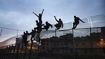 Mais de 200 pessoas tentam saltar a vedação da fronteira em Ceuta