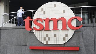 ARCHÍV: a TSMC logója a tajvani chipgyártó székházán