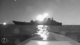 صورة مجتزأة من فيديو نشرته وزارة الدفاع الأوكرانية لاستهداف سفينة إنزال روسية بزورق مسيّر