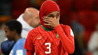 لاعبة منتخب المغرب نهيلة بنزينة تبكي بعد خروج منتخبها من بطولة كأس العالم لكرة قدم السيدات