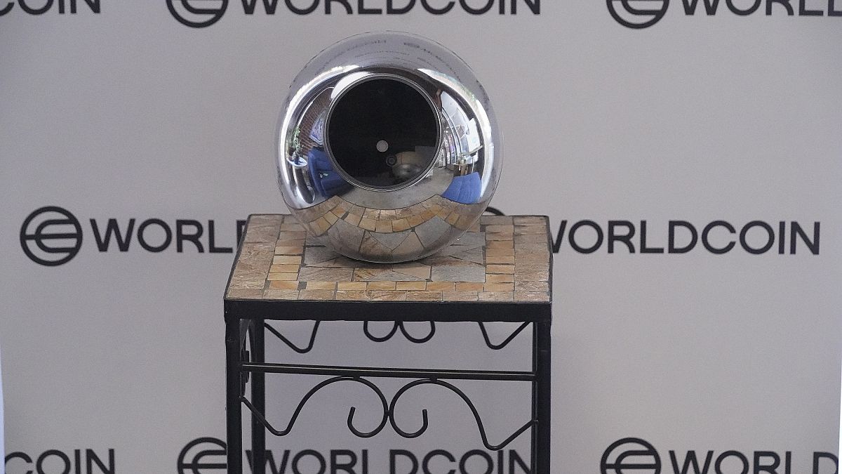 Orb – сферическое устройство для сканирования радужной оболочки глаза, разработанное командой Worldcoin.