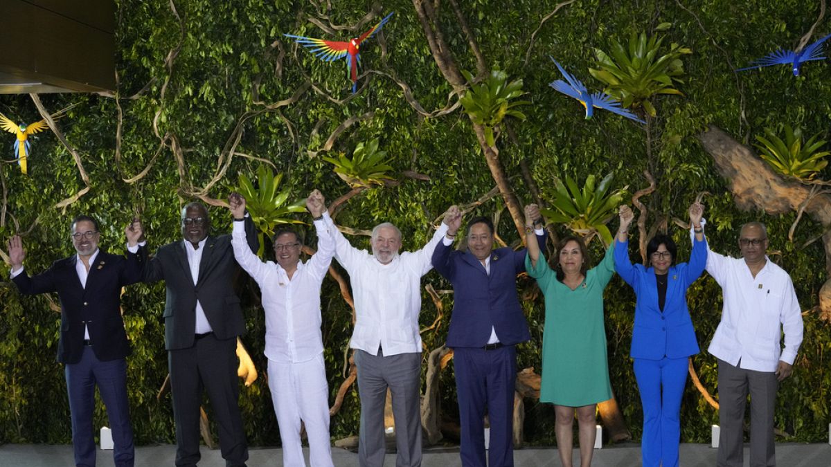 Les dirigeants de plusieurs pays d'Amazonie réunis à Bélem, au Brésil, autour du président Lula, le 8 août 2023