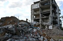 Разрушенный жило дом в Изюме, где 9 марта 2022 года были убиты 47 мирных жителей в результате российского обстрела.  Фото сделано 8 августа 2023 года