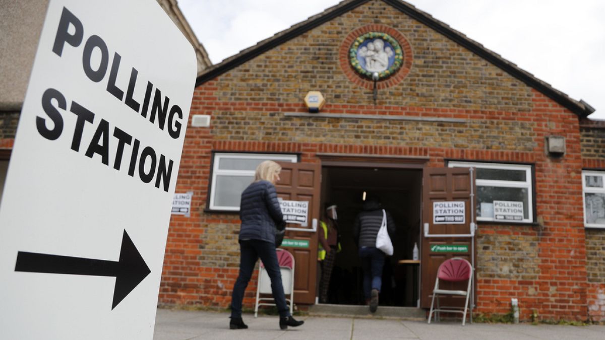 Είσοδος εκλογικού κέντρου στην Βρετανία