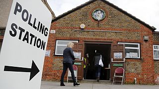 Είσοδος εκλογικού κέντρου στην Βρετανία