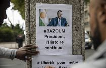 متظاهرون أمام سفارة النيجر في باريس دعما للرئيس النيجيري محمد بازوم
