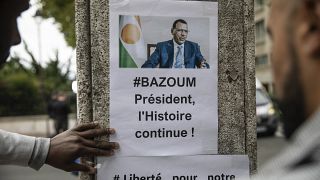 متظاهرون أمام سفارة النيجر في باريس دعما للرئيس النيجيري محمد بازوم