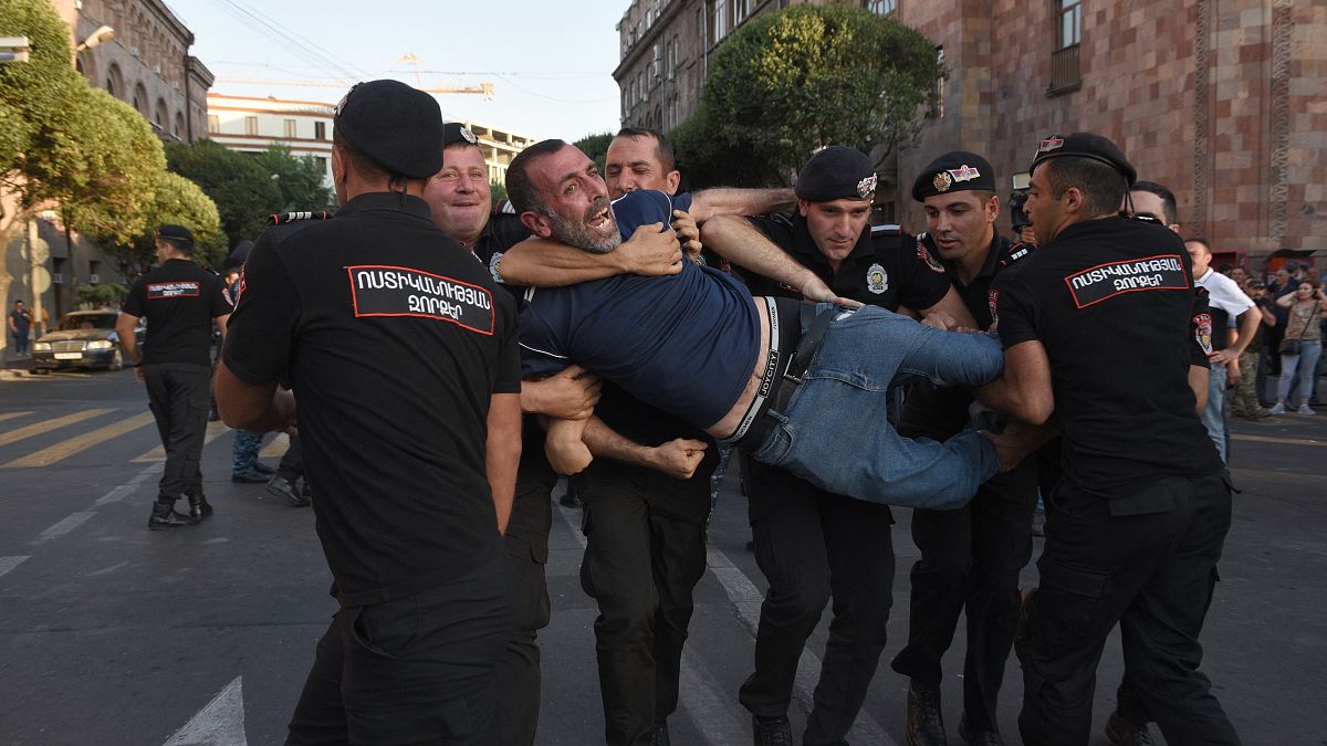 الشرطة الأرمنية تعتقل أحد المتظاهرين 