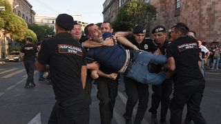 الشرطة الأرمنية تعتقل أحد المتظاهرين