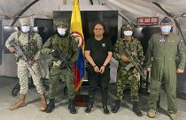 Otoniel (no centro) quando foi capturado pelas autoridades colombianas, em outubro de 2021.