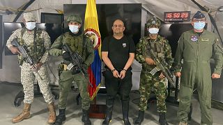 Otoniel (no centro) quando foi capturado pelas autoridades colombianas, em outubro de 2021. 