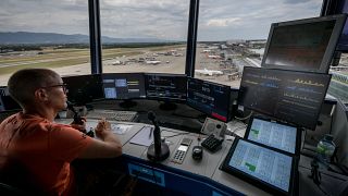موظف يراقب حركة الملاحة الجوية في سويسرا
