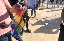 آتش کشیدن پرچم رنگین کمانی توسط یک معترض در عراق